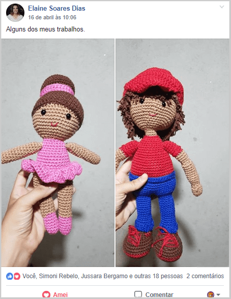 Um amigorumi de uma bailarina no lado esquerdo e outro de um garotinho do lado direito.